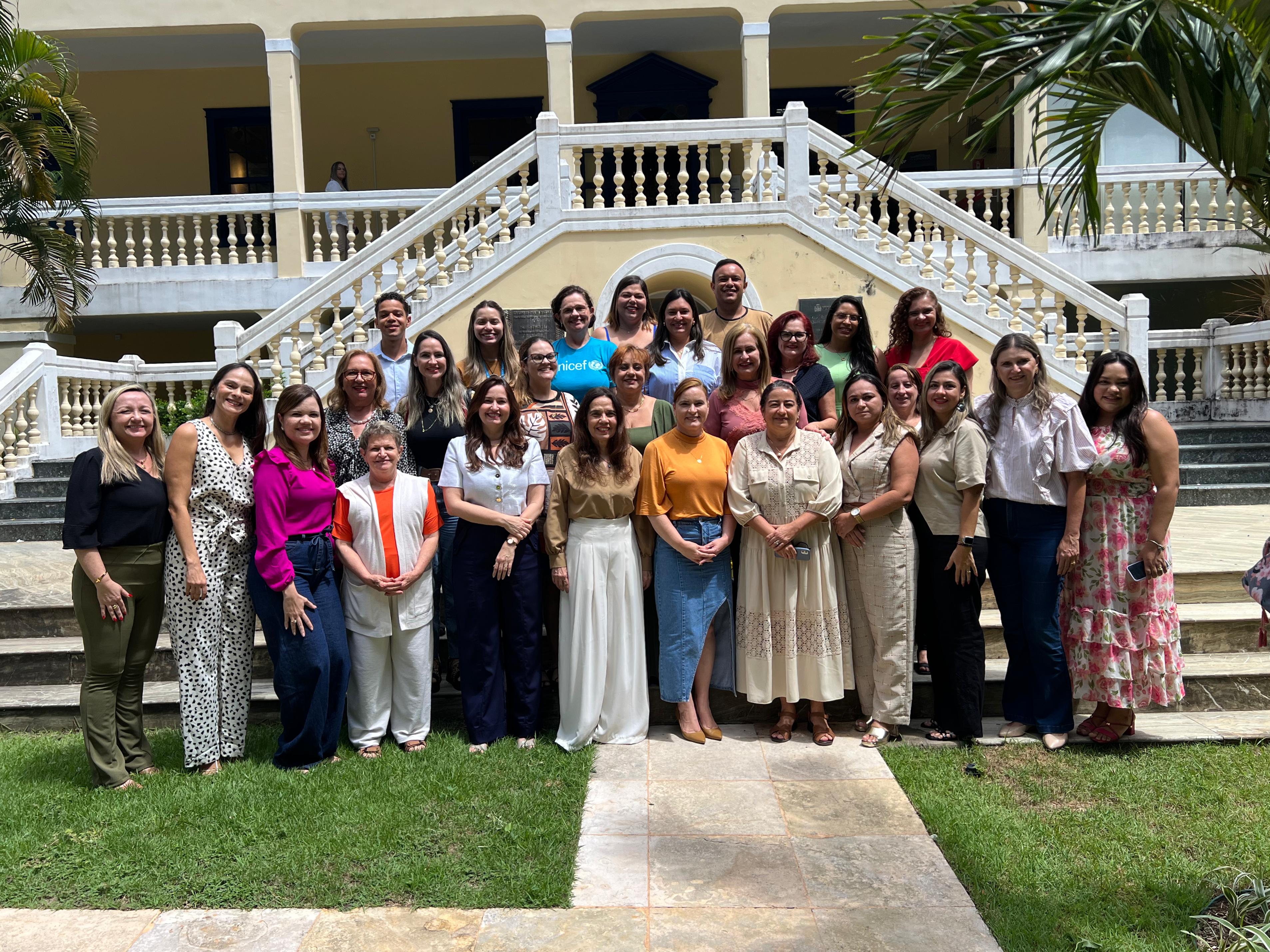 grupo de pessoas posa para a foto